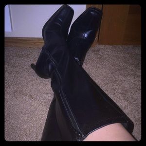 Woman’s size 6 black leather heels